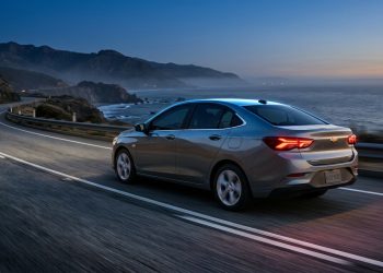 O sedã da Chevrolet que faz até 17,1 km por litro e entrega porta-malas de 500 litros surpreende motoristas em 2026