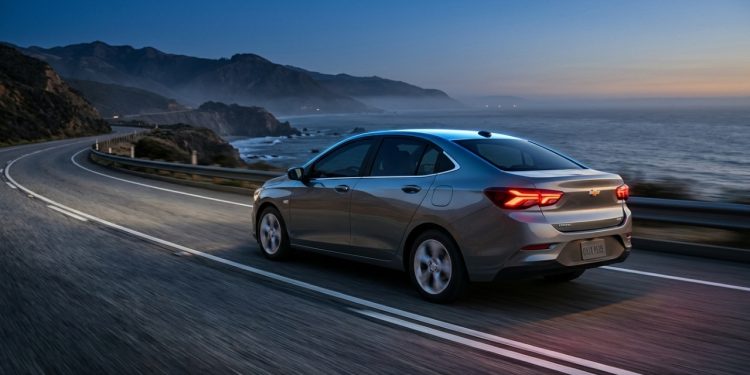 O sedã da Chevrolet que faz até 17,1 km por litro e entrega porta-malas de 500 litros surpreende motoristas em 2026