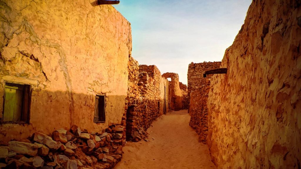 A milenar capital histórica no continente africano que está sendo lentamente engolida e apagada do mapa por dunas de areia gigantescas