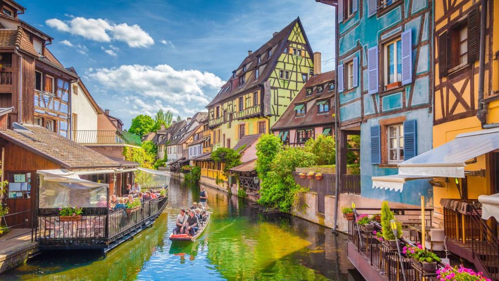 Com suas casas em enxaimel de 1500, a cidade de Colmar surge como a joia mais preservada da Alsácia e um recorde da arquitetura medieval