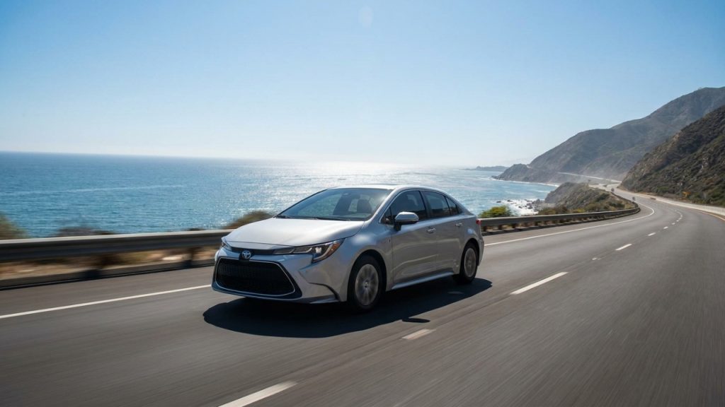 Híbrido da Toyota faz 17,5 km por litro na cidade e prova que sedã grande também pode beber pouco