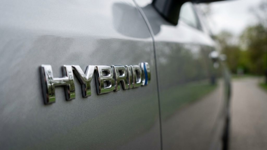 Híbrido da Toyota faz 17,5 km por litro na cidade e prova que sedã grande também pode beber pouco