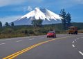 Situada a até 4.600 metros de altitude e com trilhas de cinzas vulcânicas, esta rota desafia veículos 4x4 no Equador