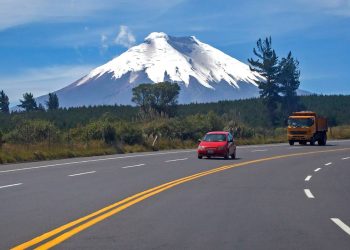 Situada a até 4.600 metros de altitude e com trilhas de cinzas vulcânicas, esta rota desafia veículos 4x4 no Equador