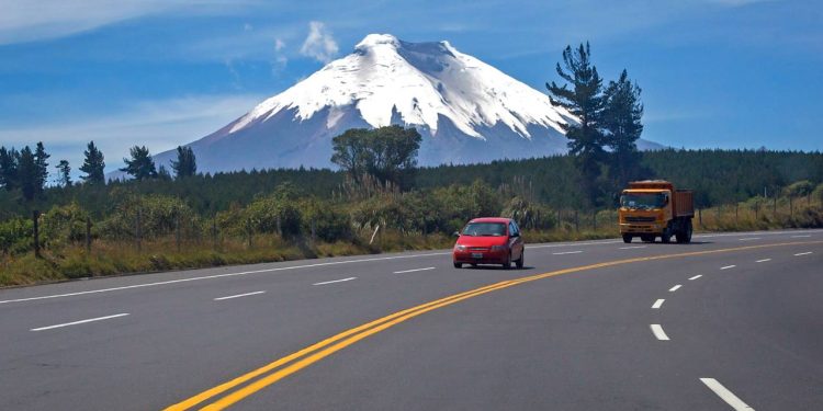 Situada a até 4.600 metros de altitude e com trilhas de cinzas vulcânicas, esta rota desafia veículos 4x4 no Equador