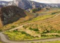Estendendo-se por 74 km de cascalho bruto, este caminho em Utah corta cânions estreitos e é proibido para veículos comuns