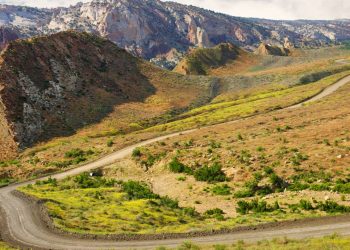 Estendendo-se por 74 km de cascalho bruto, este caminho em Utah corta cânions estreitos e é proibido para veículos comuns