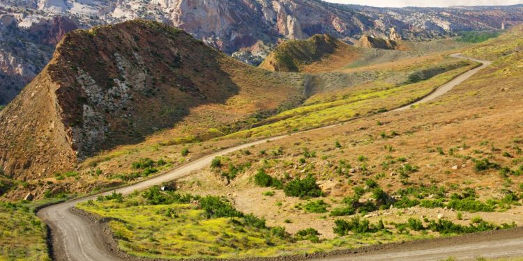 Estendendo-se por 74 km de cascalho bruto, este caminho em Utah corta cânions estreitos e é proibido para veículos comuns