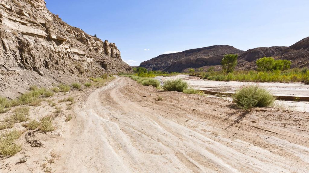 Estendendo-se por 74 km de cascalho bruto, este caminho em Utah corta cânions estreitos e é proibido para veículos comuns