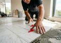Quanto custa instalar porcelanato em uma casa de 80 m² em 2026, e por que a paginação muda tanto o preço