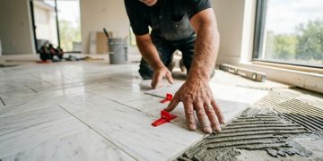 Quanto custa instalar porcelanato em uma casa de 80 m² em 2026, e por que a paginação muda tanto o preço