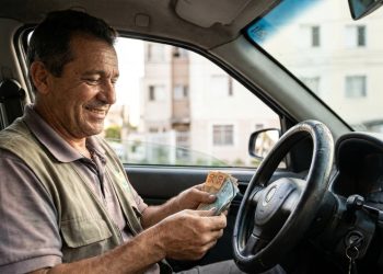 O hatch italiano abaixo de R$ 40 mil nos usados que faz 14 km por litro e virou ferramenta de economia para trabalhar