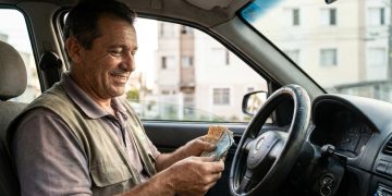 O hatch italiano abaixo de R$ 40 mil nos usados que faz 14 km por litro e virou ferramenta de economia para trabalhar
