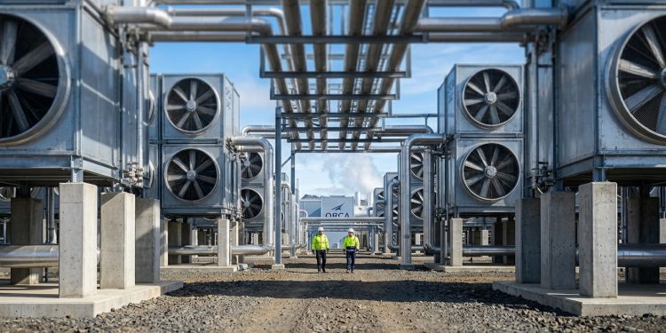 O exaustor colossal de 50 metros de altura erguido no Texas e na Escócia que aspira milhões de metros cúbicos de ar poluído e transforma o carbono gasoso em combustível sintético para aviões e camiões