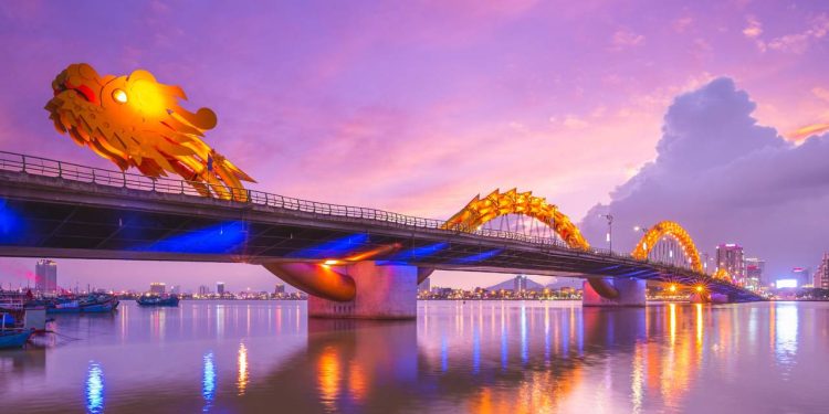 Com 666 metros de extensão e um dragão de aço que cospe fogo, a ponte em Da Nang surge como um ícone da engenharia e do turismo asiático