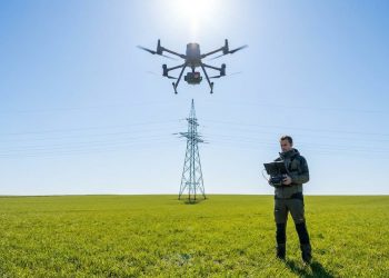 Técnico de "olhos de águia" que opera drones térmicos para evitar apagões e recebe diárias que superam salários mensais