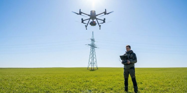 Técnico de "olhos de águia" que opera drones térmicos para evitar apagões e recebe diárias que superam salários mensais