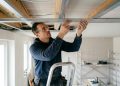Quanto um gesseiro cobra para rebaixar o teto com drywall tabicado em um apartamento de 60 m² em 2026?