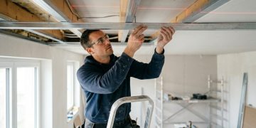 Quanto um gesseiro cobra para rebaixar o teto com drywall tabicado em um apartamento de 60 m² em 2026?