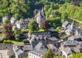 Conhecida pelo charme medieval, a cidade belga de Durbuy, com 11 mil habitantes, promove seu título histórico de menor cidade do mundo desde o século XIV
