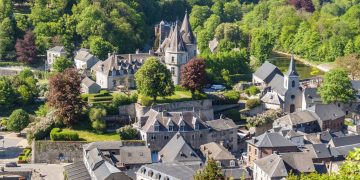 Conhecida pelo charme medieval, a cidade belga de Durbuy, com 11 mil habitantes, promove seu título histórico de menor cidade do mundo desde o século XIV