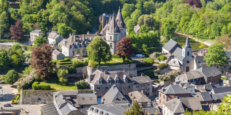 Conhecida pelo charme medieval, a cidade belga de Durbuy, com 11 mil habitantes, promove seu título histórico de menor cidade do mundo desde o século XIV