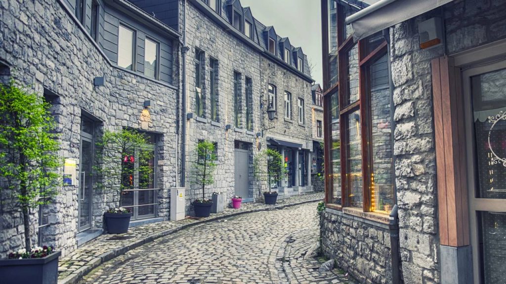 Conhecida pelo charme medieval, a cidade belga de Durbuy, com 11 mil habitantes, promove seu título histórico de menor cidade do mundo desde o século XIV