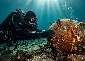 A tensa e calculista profissão dedicada a desarmar bombas não detonadas da Segunda Guerra Mundial no fundo do mar escuro
