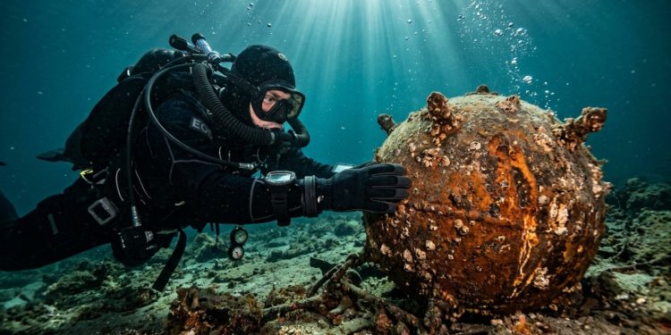 A tensa e calculista profissão dedicada a desarmar bombas não detonadas da Segunda Guerra Mundial no fundo do mar escuro