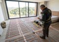 Diga adeus ao frio no pé após o banho: a malha radiante invisível que aquece o piso do banheiro de baixo para cima consumindo o equivalente a uma lâmpada