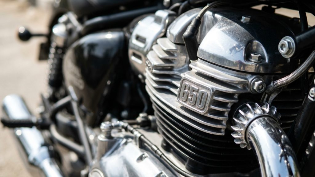 A custom estradeira que entrega o visual das clássicas dos anos 60 com freios ABS e um motor que não vibra em viagens longas