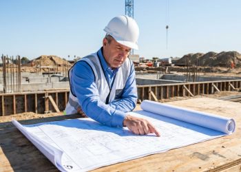 Quanto um topógrafo, um sondador de solo e um calculista estrutural cobram para iniciar uma obra em maio de 2026?