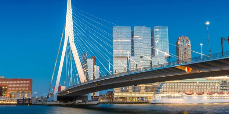 Com um mastro de 139 metros de altura e 802 metros de extensão, a ponte em Roterdã surge como o maior símbolo da arquitetura moderna holandesa