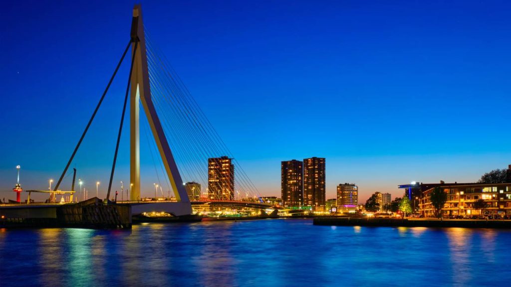 Com um mastro de 139 metros de altura e 802 metros de extensão, a ponte em Roterdã surge como o maior símbolo da arquitetura moderna holandesa