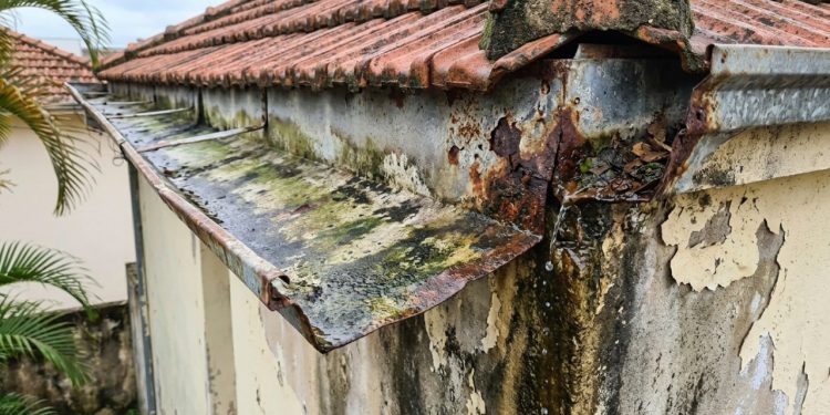 Quanto custa instalar calhas galvanizadas e acabar com infiltrações causadas pela chuva
