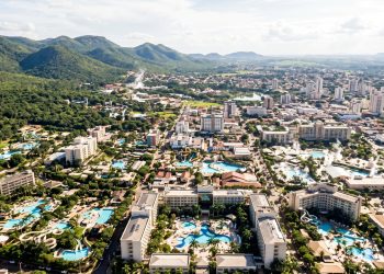 A cidade brasileira erguida sobre o maior manancial de águas termais do mundo que impulsiona um império hoteleiro de piscinas ferventes