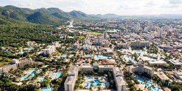 A cidade brasileira erguida sobre o maior manancial de águas termais do mundo que impulsiona um império hoteleiro de piscinas ferventes