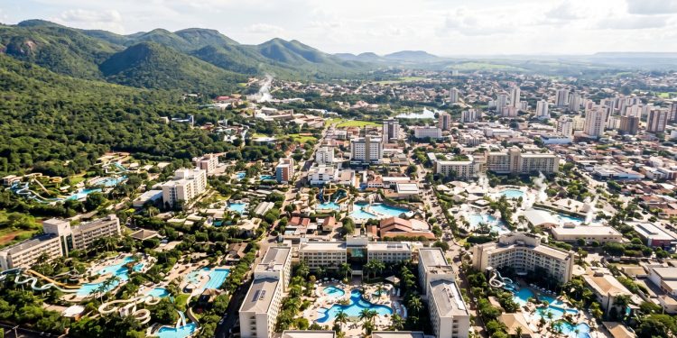 A cidade brasileira erguida sobre o maior manancial de águas termais do mundo que impulsiona um império hoteleiro de piscinas ferventes