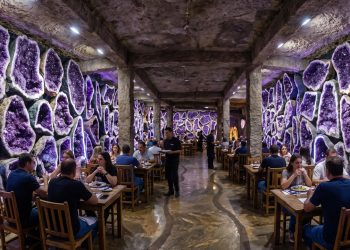 A deslumbrante cidade no sul do país onde igrejas restaurantes e vinícolas funcionam dentro de cavernas subterrâneas forradas de minerais