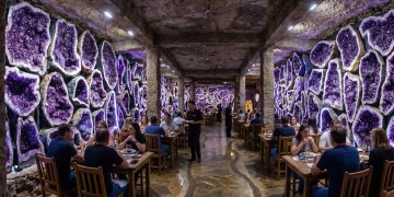 A deslumbrante cidade no sul do país onde igrejas restaurantes e vinícolas funcionam dentro de cavernas subterrâneas forradas de minerais