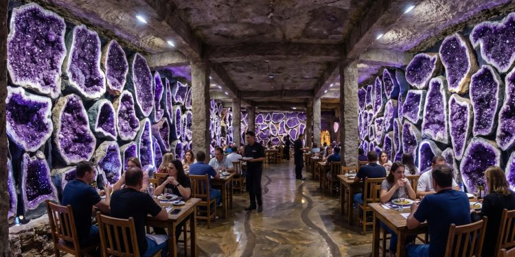 A deslumbrante cidade no sul do país onde igrejas restaurantes e vinícolas funcionam dentro de cavernas subterrâneas forradas de minerais
