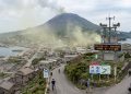 A ilha vulcânica no Japão onde os 2000 habitantes são obrigados por lei a carregar máscaras de gás 24 horas por dia