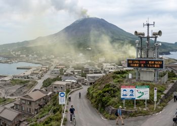 A ilha vulcânica no Japão onde os 2000 habitantes são obrigados por lei a carregar máscaras de gás 24 horas por dia