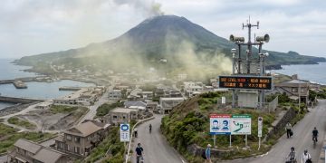 A ilha vulcânica no Japão onde os 2000 habitantes são obrigados por lei a carregar máscaras de gás 24 horas por dia