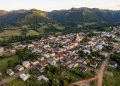 A pequena cidade nas montanhas gaúchas que sobreviveu ao tempo e preserva 48 casarões de madeira erguidos pelos imigrantes originais