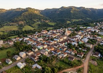 A pequena cidade nas montanhas gaúchas que sobreviveu ao tempo e preserva 48 casarões de madeira erguidos pelos imigrantes originais