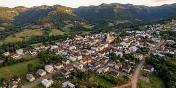 A pequena cidade nas montanhas gaúchas que sobreviveu ao tempo e preserva 48 casarões de madeira erguidos pelos imigrantes originais