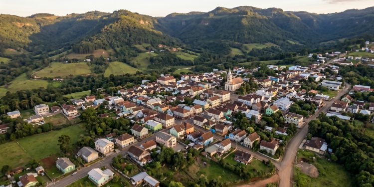 A pequena cidade nas montanhas gaúchas que sobreviveu ao tempo e preserva 48 casarões de madeira erguidos pelos imigrantes originais