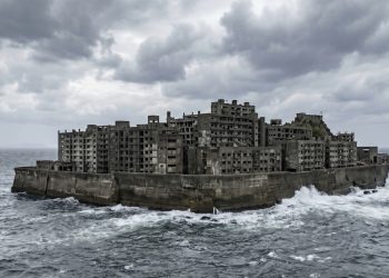 A ilha abandonada no Japão que já ostentou a maior densidade populacional do planeta e hoje exibe apenas arranha-céus em ruínas