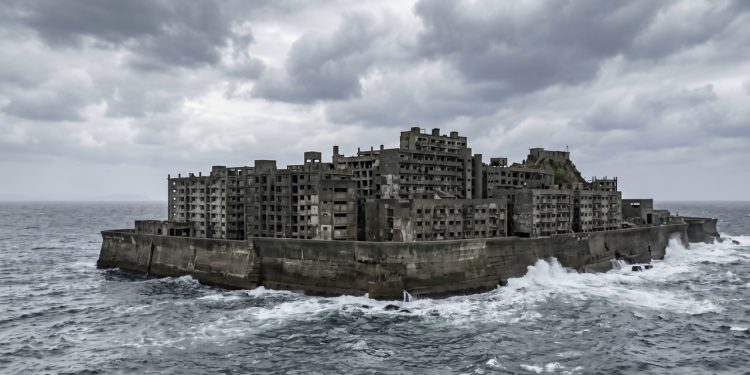 A ilha abandonada no Japão que já ostentou a maior densidade populacional do planeta e hoje exibe apenas arranha-céus em ruínas